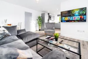 Luxury 2 Bedroom Apartment - Parking & Balcony - Underfloor Heating - 6MC - Smethwick