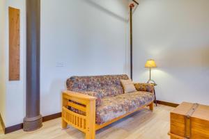 Cashton Studio Apartment Steps to Downtown!