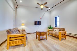 Cashton Studio Apartment Steps to Downtown!