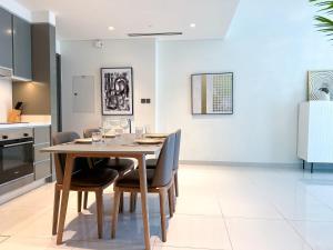 Vibrant 1BR Apartment with Marina & Ocean View