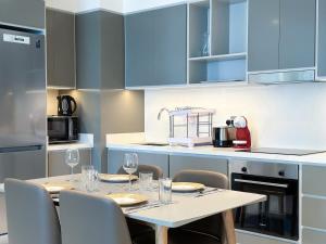 Vibrant 1BR Apartment with Marina & Ocean View