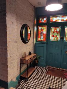 7 Bed House - Sleeps 26 - Parking - Wifi - Garden