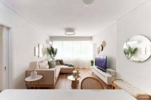 Athens Premium Suites - Sunny 2 Bedroom Suite with Parking