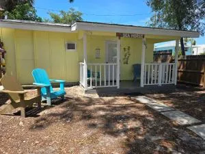 Seahorse - Tiny Home 1.2 Mi, 2 Beach Kitchen W & D Queen Bed - Bonita Shores