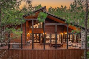 New Cabin w Hot Tub + Views Sleeps 12 - 4hvězdičkové hotely ve městě Broken Bow