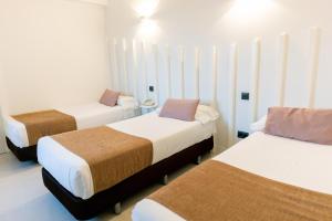 Basic Triple Room room in Hostal Gran Via 44