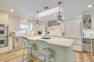 Luxe Jupiter Home with Pool House, Near Golf and Beach