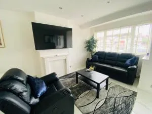 New Malden, 3 Bedroom Guest House - Worcester Park