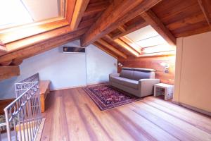 Habitación con cama extragrande.