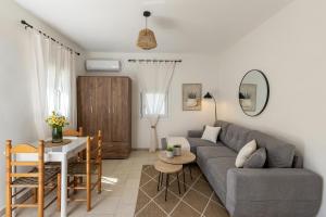 Salty Beach Cottage, 20m from Kini Beach