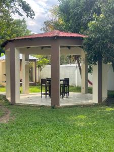 Villa Familiar con Piscina Privada y Rio