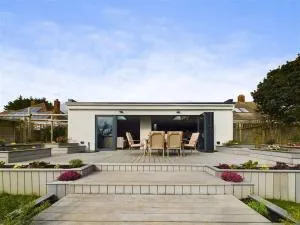 Luxe Bungalow w/ Hot tub, pool table & more - Thakeham