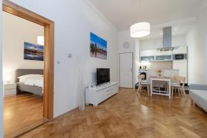 The BEST LOCATION in Prague, Charles Bridge & Old Town Square