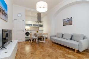 The BEST LOCATION in Prague, Charles Bridge & Old Town Square