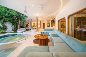 Magic Mango Villa Huge Projector bubble bath unique design