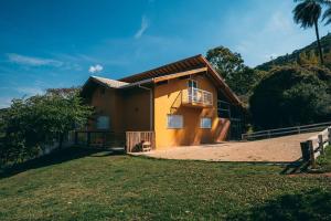 Casa de Campo com lazer , pássaros e muito verde.