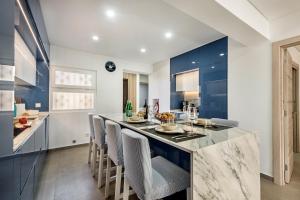 Oura Sunset Apartement