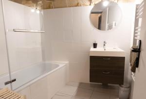 Appartements Immeuble 3 Apparts Centre historique St Gilles MaisoncarreeConciergerie : photos des chambres