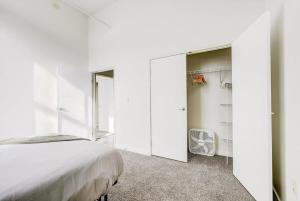 CozySuites - 2BR with Direct Skybridge Access #4