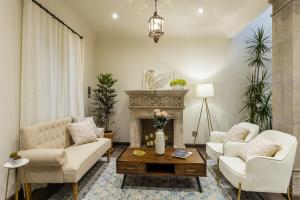 Casa Cielo, 4-Story Luxury Home with Rooftop Hot Tub & AC