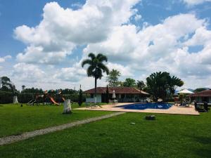 Villa campestre en el Quindío con piscina, bbq, zonas verdes cerca al Parque del Café