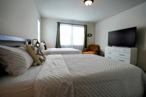 Luxe 4BR Home with Hot Tub & Sauna