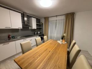 140qm - 4 Zimmer- Parkplatz - Autobahn - blauer See - MalliBase Apartments