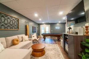 Gorgeous Modern Farmhouse w/Hot Tub & Pool Table - Nacoochee