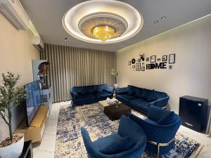 شقة فاخرة غرفة وصالة بالعارض ٢