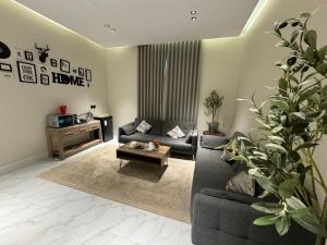 شقة فاخرة غرفة وصالة بالعارض دخول ذاتي ٤