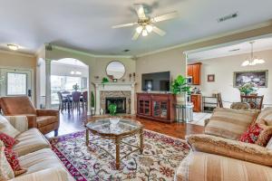 Baton Rouge Retreat with Patio, Grill and Fire Pit!