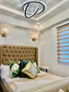 Condo Near Airport Okada MOA w 60 inch smart TV