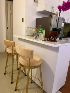 Condo Near Airport Okada MOA w 60 inch smart TV