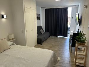 Sunny Apt with terrace coastal area South Arona