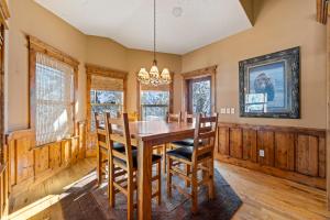 New! Black Bear Inn - Pet friendly - trailer parking - walk to lake - rustic