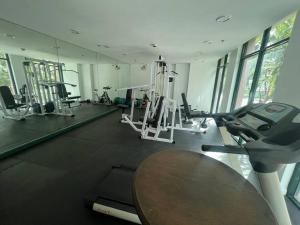 300 Mbps WiFi - 55 inch SMART TV - Alabang condo near Bellevue Hotel Filinvest City