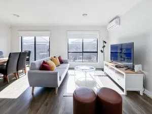 Brilliant Berwick Home Smart TV Garage Parking - Clyde