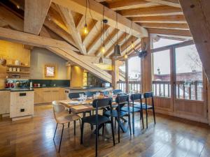 Chalet de Standing avec Cheminée et Sauna, Proche du Centre de Val-dIsère - FR-1-694-14