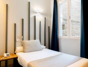 Single Room with Private Bathroom room in Hostal Carmen & Coworking