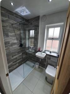 Spacious 3-Bed Home in York Free Parking Sleeps 5