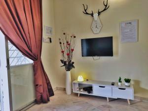 Queensbay Mall, Up to 5 Pax, 2 Bedrooms, 1 Bathroom, 1 Car Park by Star Home
