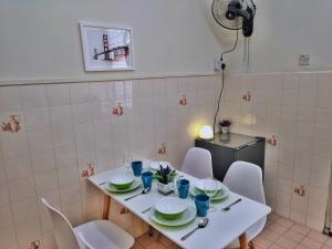 Queensbay Mall, Up to 5 Pax, 2 Bedrooms, 1 Bathroom, 1 Car Park by Star Home
