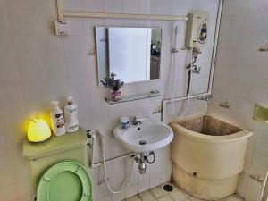 Queensbay Mall, Up to 5 Pax, 2 Bedrooms, 1 Bathroom, 1 Car Park by Star Home