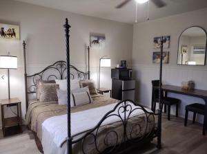 Deluxe Queen Room room in Shamrock Historic Inn