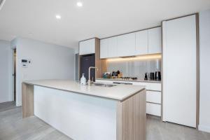 Signature Ocean views 9th floor 2 bed 2 bath free parking