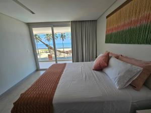 Piscina aquecida, 5 suítes e pé na areia com vista espetacular!!