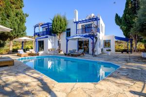 Blue Waves Villa by Nomads