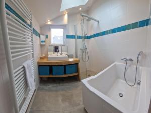 Maisons de vacances Holiday Home in Primel near Sandy Beach : photos des chambres