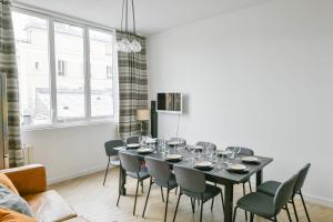 Sacré-Coeur Modern 4BD with sauna for 10 guests!