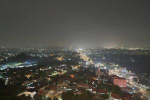 Trans Studio Apartment with Epic Mountain view